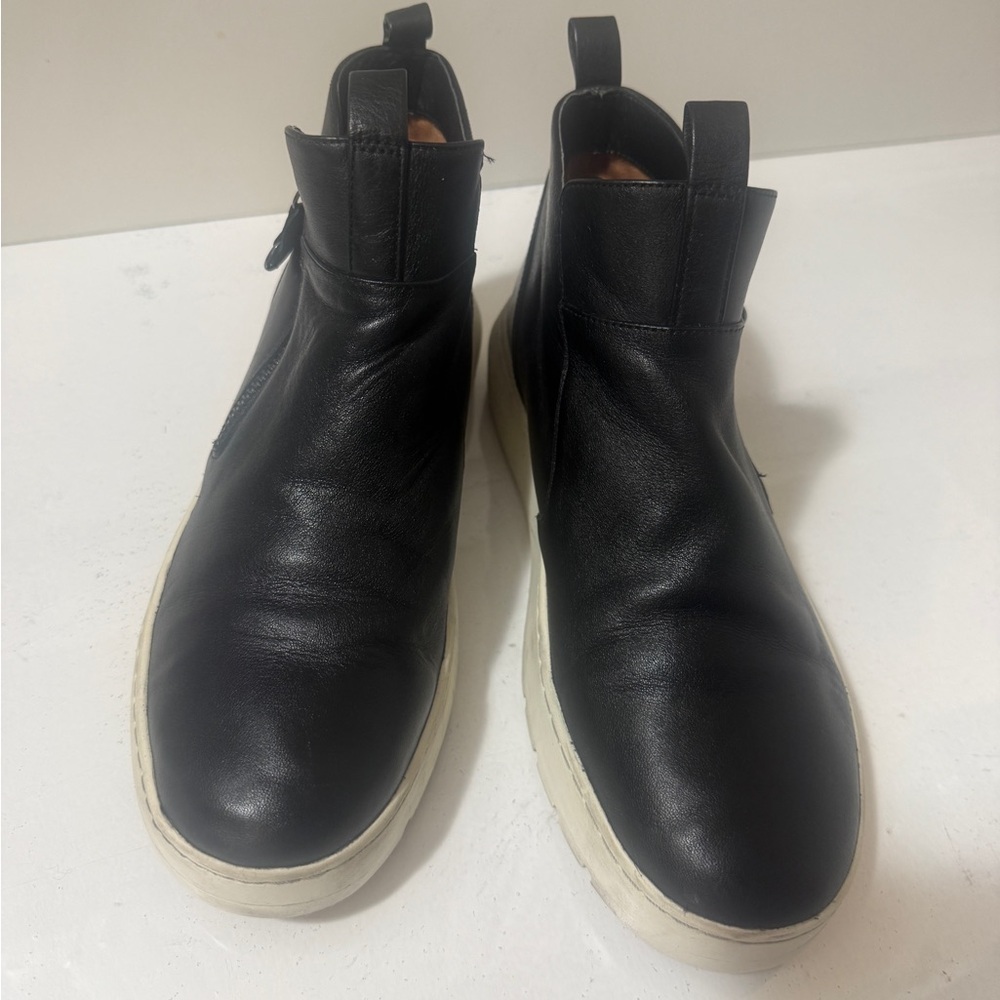 Leather ankle boot sneaker, Vionic
Brinkley Black Leather High-Top Sneakers - Picture 7 of 16